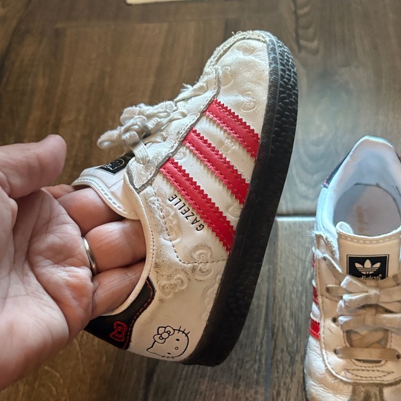 Adidas HELLO Kitty 50th Anniversary - Picture 7 of 13